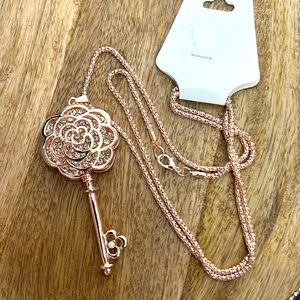 NWT Rose gold necklace with Keychain Key 🔑 pendant Fashion Jewelry